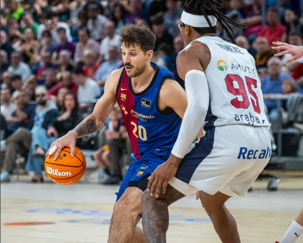 𝐍𝐢𝐜𝐨𝐥𝐚́𝐬 𝐋𝐚𝐩𝐫𝐨𝐯𝐢𝐭𝐭𝐨𝐥𝐚 durante un partido con el Barcelona. / @FCBbasket