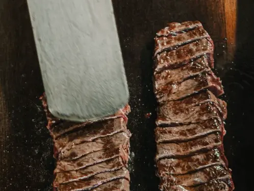 Uno de sus platos estrella, el entrec&ocirc;tte a la mantequilla. / Querida Margarita