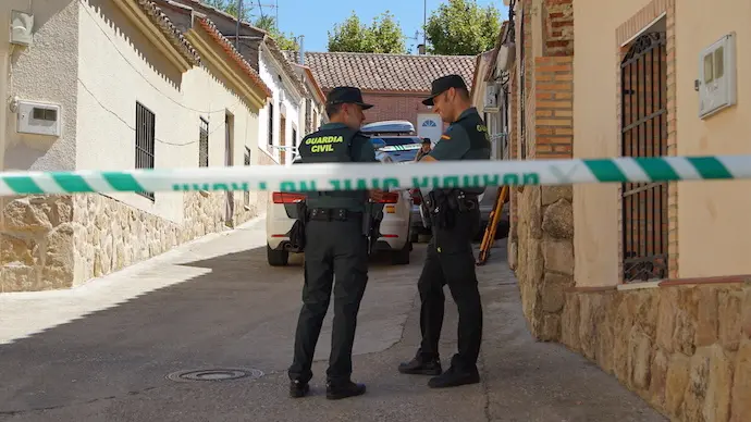 Agentes de la Guardia Civil en el lugar donde se han producido los hechos, a 17 de agosto de 2024, en Otero, Toledo, Castilla-La Mancha (Espa&ntilde;a). Un hombre ha sido detenido por matar a tiros a la hija de su pareja, menor de edad y cerca de los 17 a&ntilde;os, y herir gravemente a la madre de esta, de 36 a&ntilde;os, en la localidad toledana de Otero. Fuentes del Servicio de Atenci&oacute;n y Coordinaci&oacute;n de Urgencias y Emergencias 112 de Castilla-La Mancha han recibido la llamada de aviso a las 7.00 horas de hoy. La mujer, que ha resultado herida muy grave, ha sido estabilizada por m&eacute;dico de urgencias y UVI de urgencias, y ha sido trasladada al Hospital 12 de Octubre de Madrid en un helic&oacute;ptero medicalizado del Sescam. En el operativo tambi&eacute;n ha participado la Guardia Civil.
Fecha: 17/08/2024. leer menos

Foto de archivo