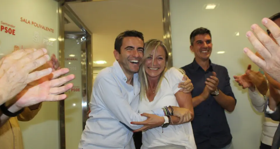 Pedro Casares besa a Susana Herr&aacute;n tras conocer los resultados. / X