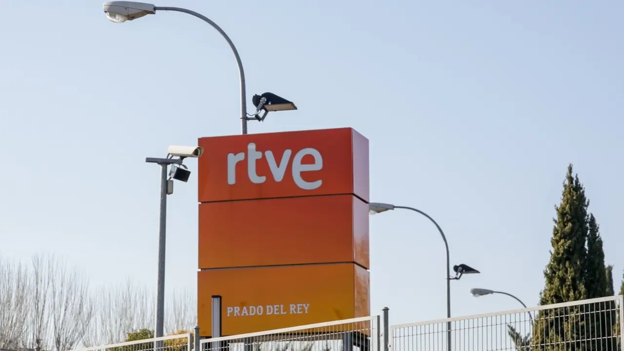 El logotipo de Radio Televisi&oacute;n Espa&ntilde;ola en la sede de Prado del Rey, Madrid. / EP / Archivo