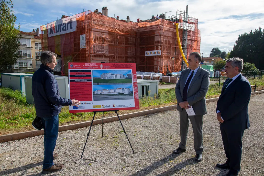 Media visita las obras de rehabilitaci&oacute;n energ&eacute;tica de la urbanizaci&oacute;n Las
Arenas en la Playa de Marz&aacute;n. / Miguel De la Parra