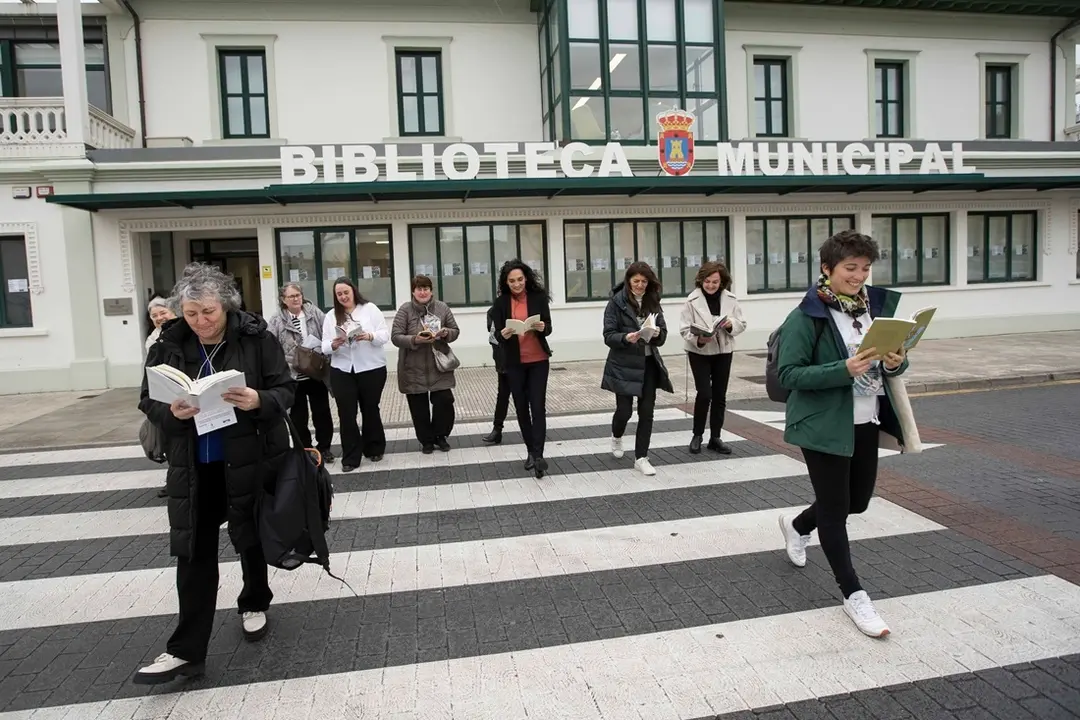 Varias personas participan en una actividad de la biblioteca de Camargo. / Alerta