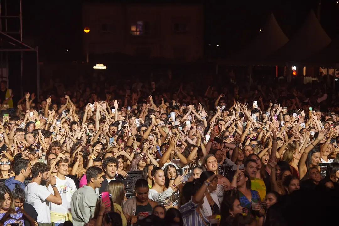Decenas de personas durante un concierto en Torrelavega. / Alerta