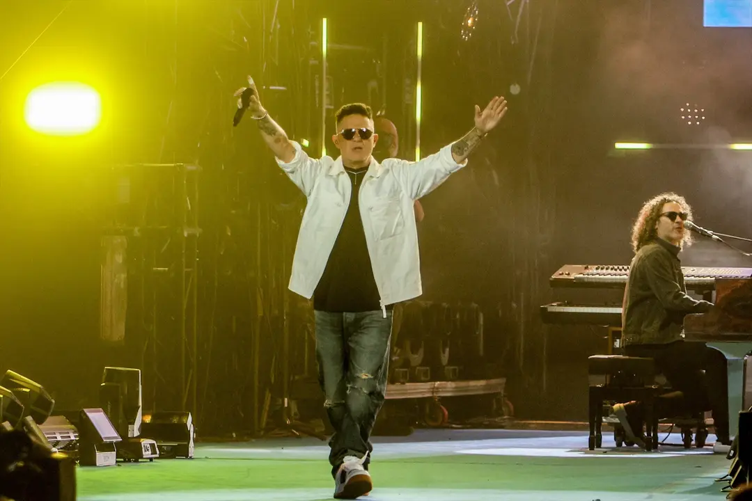 El cantante Alejandro Sanz act&uacute;a durante el concierto en el Estadio Santiago Bernab&eacute;u. / Ricardo Rubio