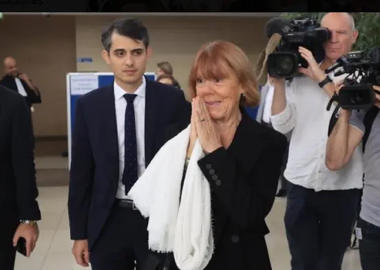 Gis&egrave;le Pelicot, a la salida del juicio emocionada por el cari&ntilde;o de la gente. / Red X