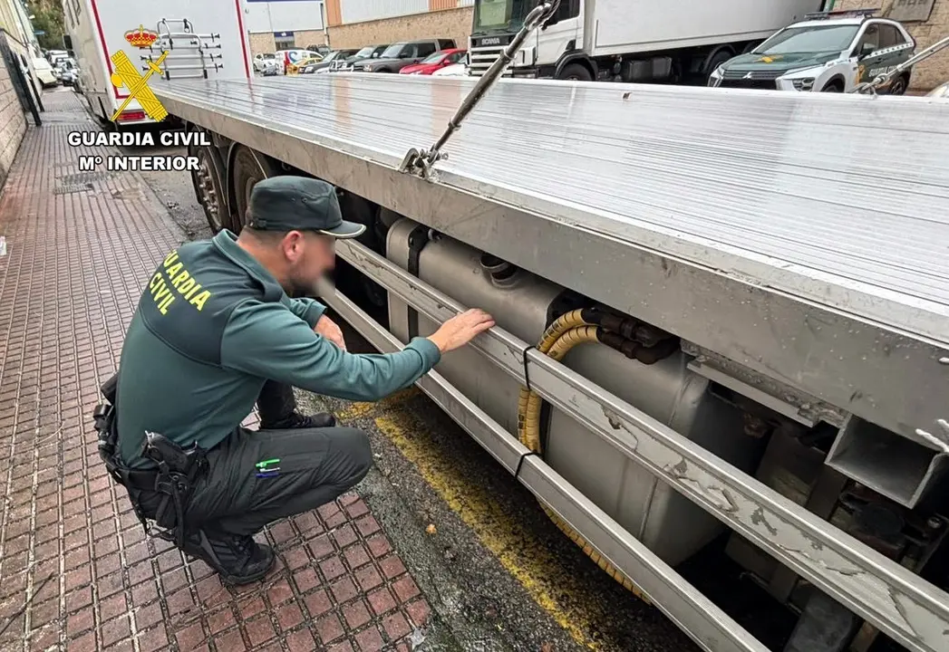 La Guardia Civil ha detenido a un hombre por sustraer 1.200 litros de gasoil de seis camiones estacionados en Cartes. / GC