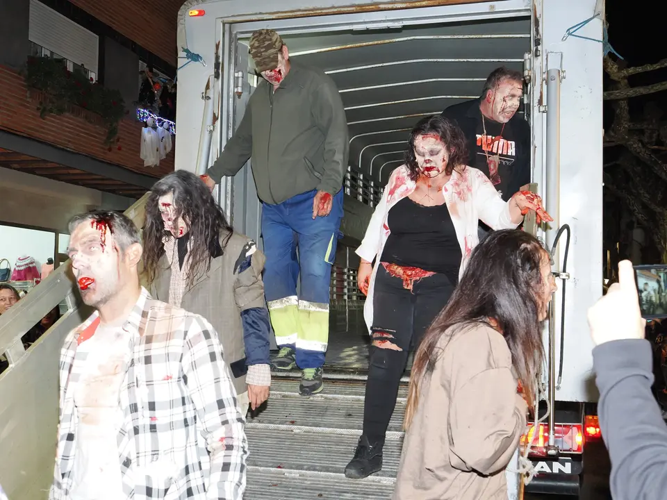 Varios de los participantes del pasaje del terror llamado 'el parque maldito' de Cabez&oacute;n de la Sal. / El Parque Maldito FB