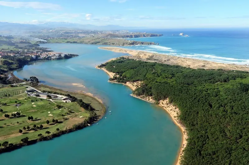 Vista del Parque Natural de las Dunas de Liencres y Costa Quebrada. / Alerta