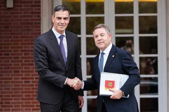 El presidente del Gobierno, Pedro S&aacute;nchez (i), durante su reuni&oacute;n con el presidente de Castilla-La Mancha, Emiliano Garc&iacute;a-Page (d). / Archivo / EP