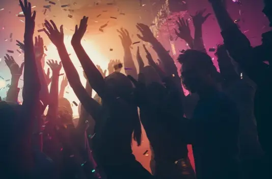 Varias personas divirti&eacute;ndose en una fiesta. / A.S.