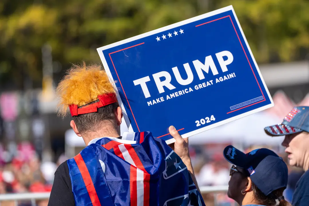 Un cartel a favor de la candidatura de Donald Trump, durante un acto. /  Jen Golbeck