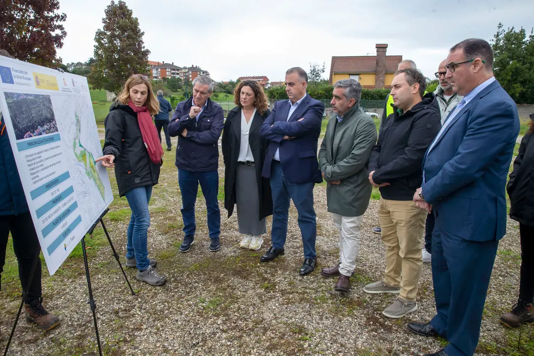El consejero de Fomento, Vivienda, Ordenaci&oacute;n del Territorio y Medio Ambiente,
Roberto Media, visita el inicio de los trabajos de recuperaci&oacute;n ambiental de la ladera de Suances / Miguel De la Parra