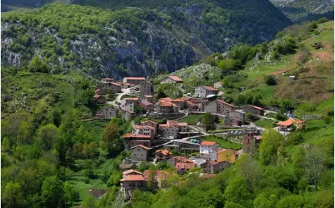 La gente disfruta de la calidad de vida de los pueblos de Cantabria. / A.S.