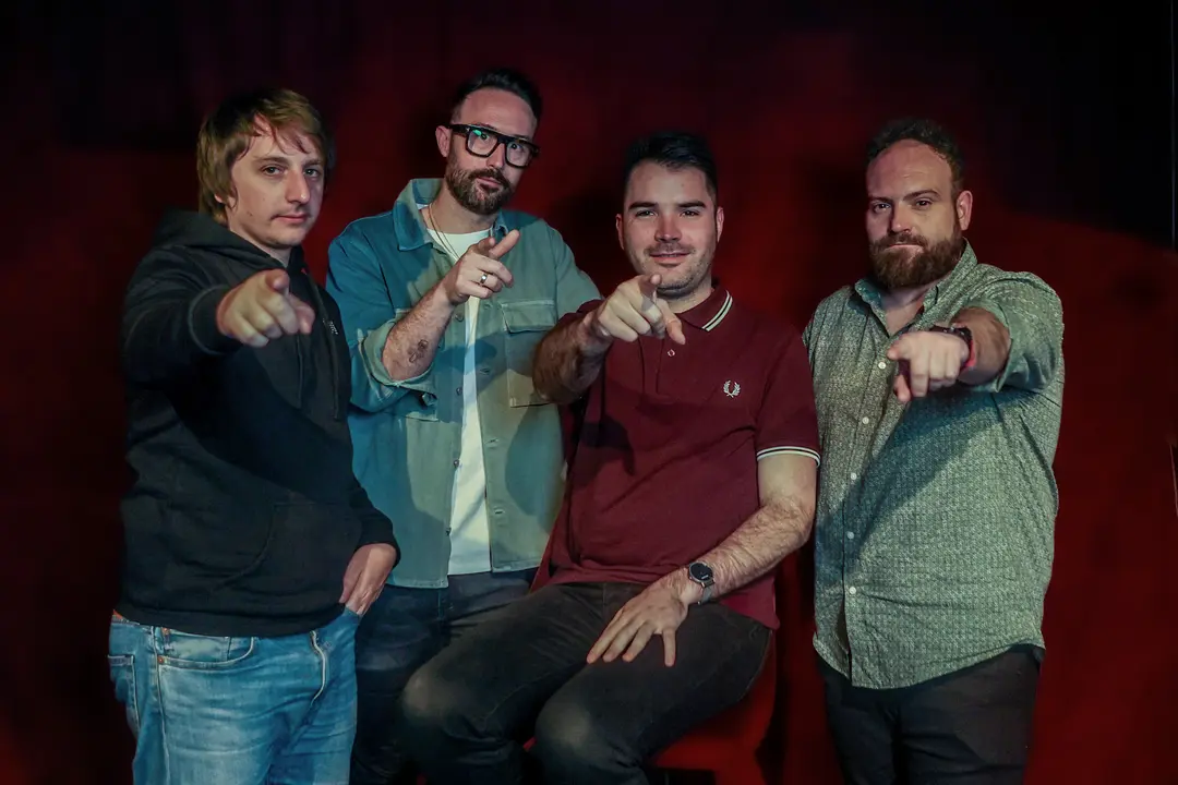El grupo Supersubmarina posa en el Teatro Pav&oacute;n. / Ricardo Rubio