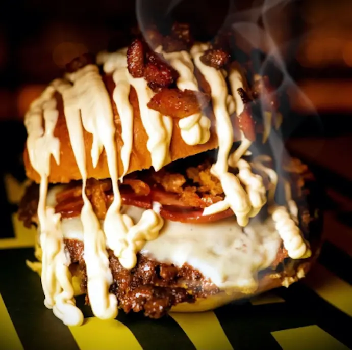 Una de las hamburguesas que ofrece en su men&uacute;. / IG