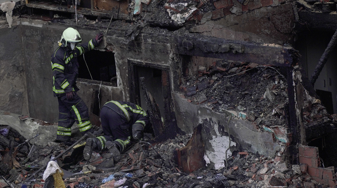 Agentes del equipo de bomberos trabaja en el edificio derrumbado, a 26 de octubre de 2024, en Santander, Cantabria. / NACHO CUBERO