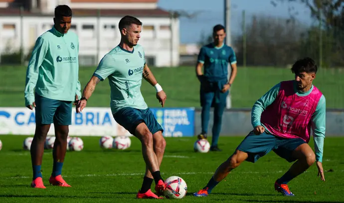 El Racing durante un entrenamiento en el Nando Yosu. / RRC