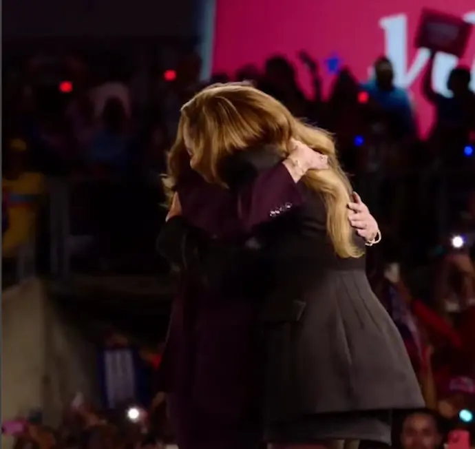 Beyonce y Kamala en medio de un abrazo. / Red X