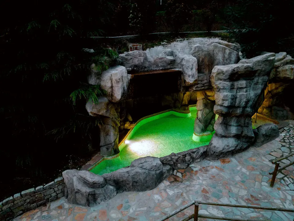 Interior del balneario de la Hermida. / Balneario de la Hermida