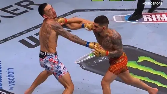 Impresionante actuaci&oacute;n de Ilia Topuria con un potente golpe de izquierda deja fuera de combate a Holloway, rematando la pelea. / EuroSPorT