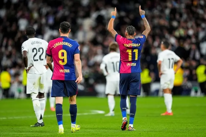 Raphael Dias &laquo;Raphinha&raquo; del FC Barcelona celebra un gol durante el partido de f&uacute;tbol de la liga espa&ntilde;ola, La Liga EA Sports, jugado entre el Real Madrid y el FC Barcelona en el estadio Santiago Bernabeu el 26 de octubre de 2024, en Madrid, Espa&ntilde;a.

Oscar J Barroso / AFP7 / Europa Press
26/10/2024 S&Oacute;LO PARA USO EN ESPA&Ntilde;A