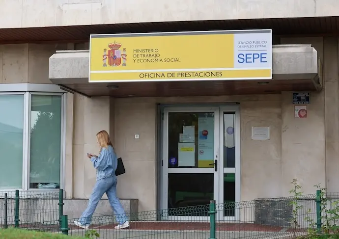 Una mujer al lado de una oficina del SEPE, a 1 de octubre de 2024, en Madrid (Espa&ntilde;a). El n&uacute;mero de parados registrados en las oficinas de los servicios p&uacute;blicos de empleo subi&oacute; en 3.164 personas en septiembre en relaci&oacute;n al mes anterior (+0,1%), registrando as&iacute; su menor alza mensual en este mes desde 2004 y su mejor dato para un septiembre desde 2007 si se except&uacute;an los a&ntilde;os de pandemia, seg&uacute;n datos publicados este mi&eacute;rcoles por el Ministerio de Trabajo y Econom&iacute;a Social.
Fecha: 02/10/2024. leer menos

Firma: Marta Fern&aacute;ndez / Europa Press