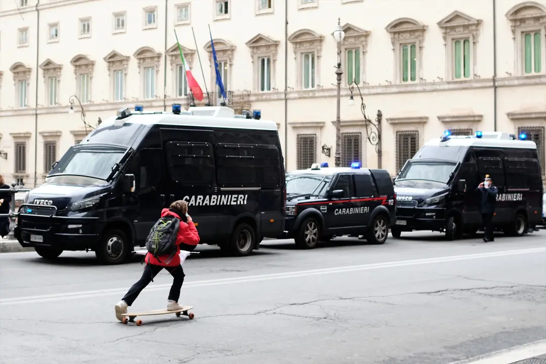 Varios coches de la polic&iacute;a en Roma. / Mauro Scrobogna / Archivo