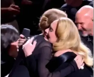 Abrazo entre Adele y Celine Dion. / Red X