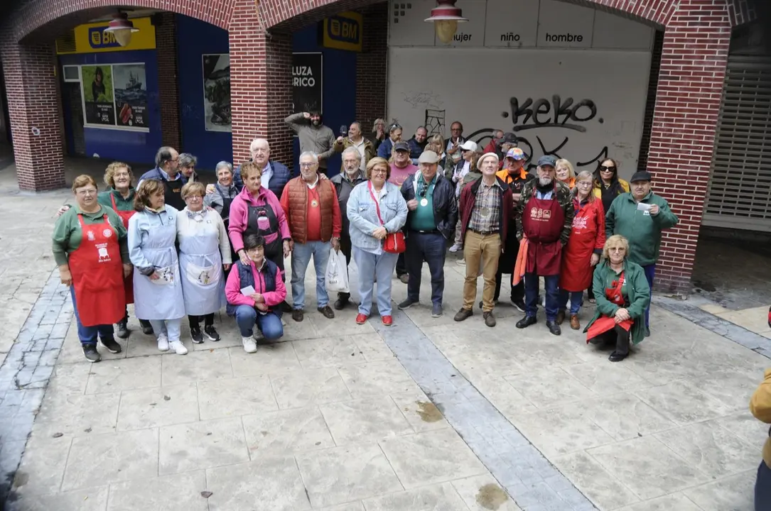 Ganadores del concurso de ollas ferroviarias con miembros del jurado. / A. del Saja