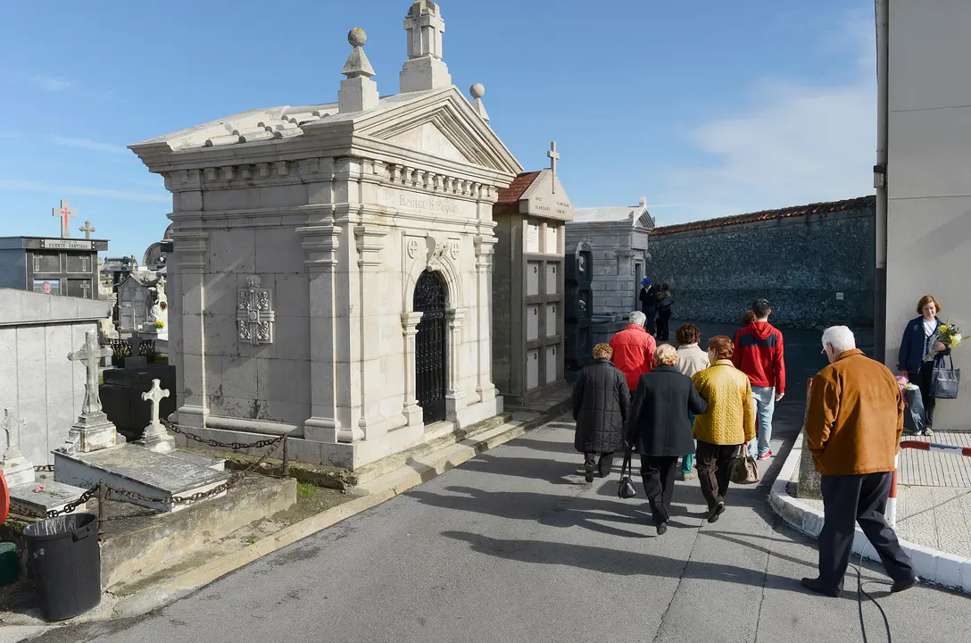 Varias personas en el cementerio de Ciriego. / Alerta