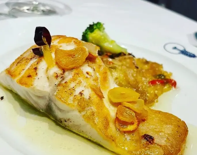 Un plato de lubina, una de las estrellas del restaurante. / La Bombi