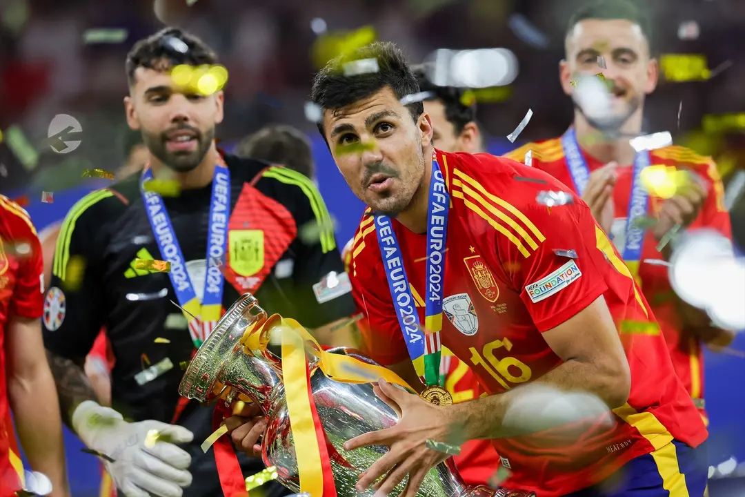 Rodri con la copa de campeones de Europa. / Christian Charisius