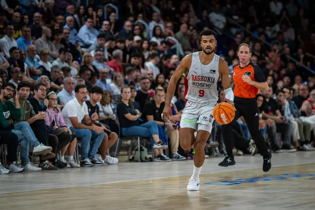 El jugador del Baskonia Timothe Baptiste Luwawu Kongbo en un partido contra el Bar&ccedil;a en el Palau Blaugrana. / ACB Photo
