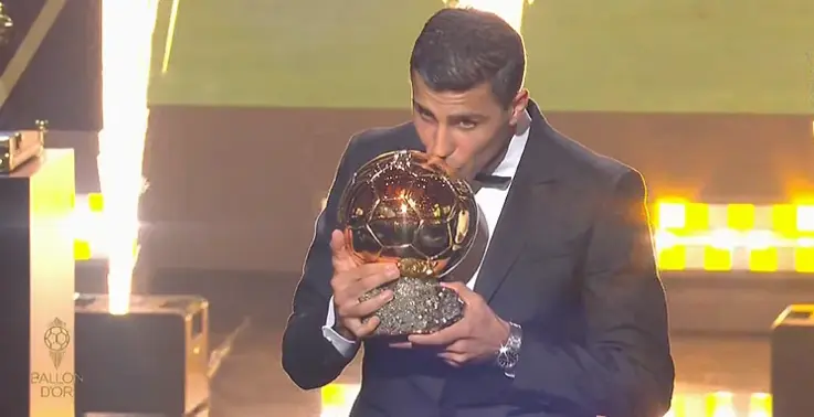 Rodri besa el bal&oacute;n de Oro 2024. / X