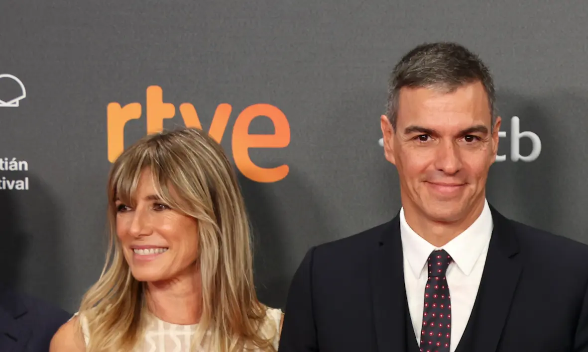 Bego&ntilde;a G&oacute;mez y Pedro S&aacute;nchez en el photocall en la entrega del Premio Donostia, en el Festival de Cine de San Sebasti&aacute;n. Ra&uacute;l Terrel / Europa Press