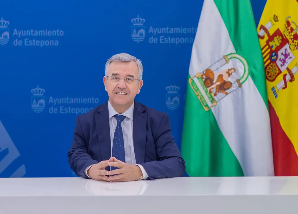 Jos&eacute; Mar&iacute;a Garc&iacute;a Urbano, alcalde de Estepona, en rueda de prensa / A.E.