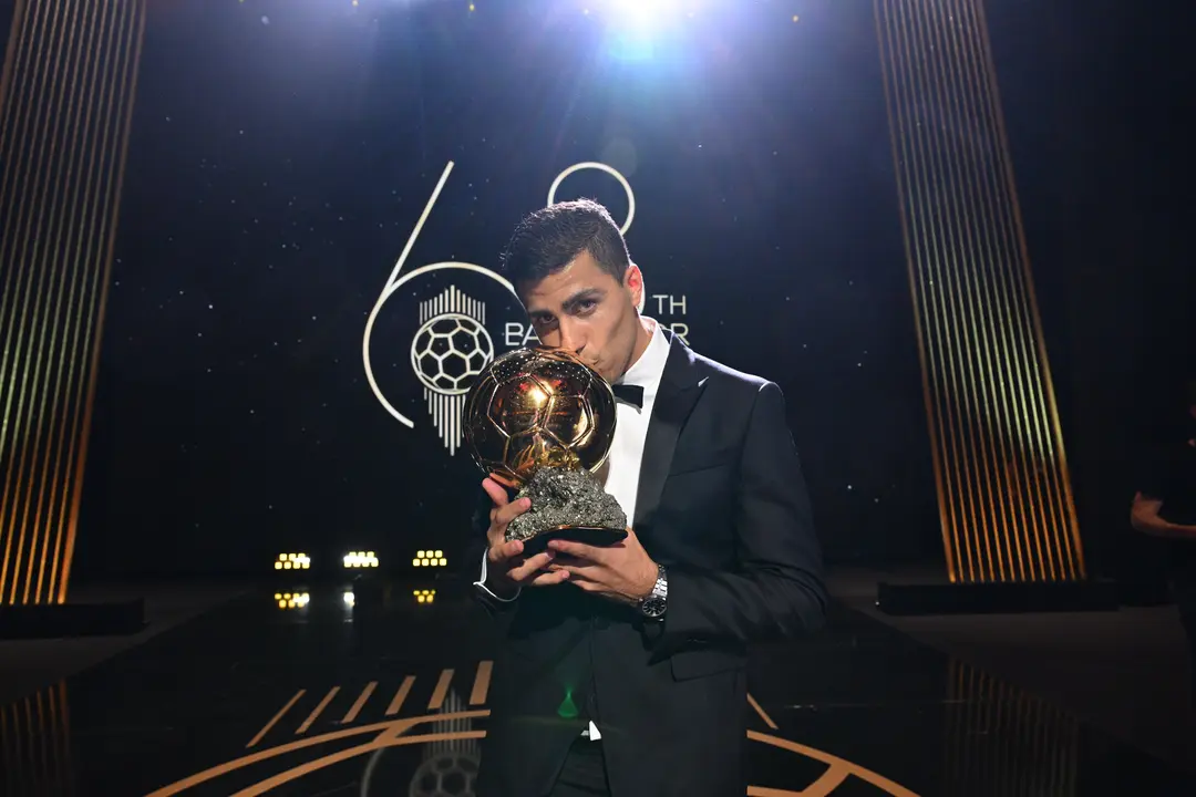 El jugador espa&ntilde;ol, Rodri, besa el Bal&oacute;n de Oro. / Bal&oacute;n de Oro