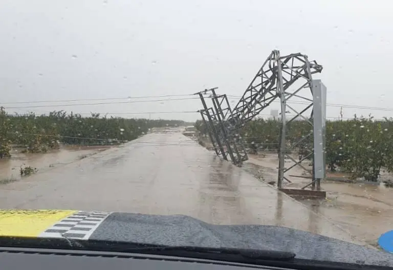 Torre de luz ca&iacute;da por un tornado en Carlet. / AYTO Carlet