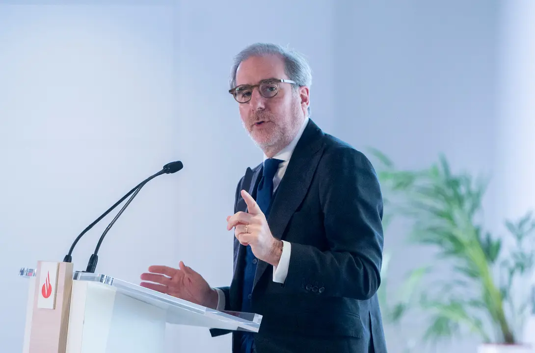 El CEO, H&eacute;ctor Grisi, durante la presentaci&oacute;n del tercer trimestre 2024 por el Banco Santander. / Alberto Ortega