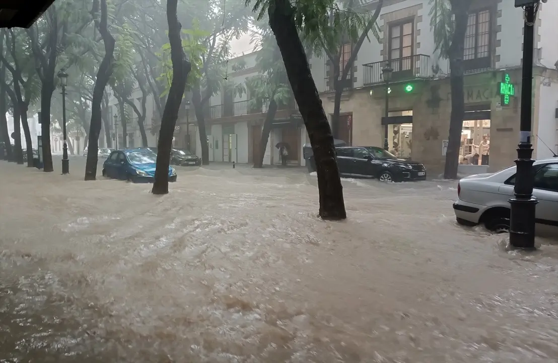 Calle Porvera en Jerez con agua acumulada por las lluvias de la Dana que atraviesa la provincia. EP