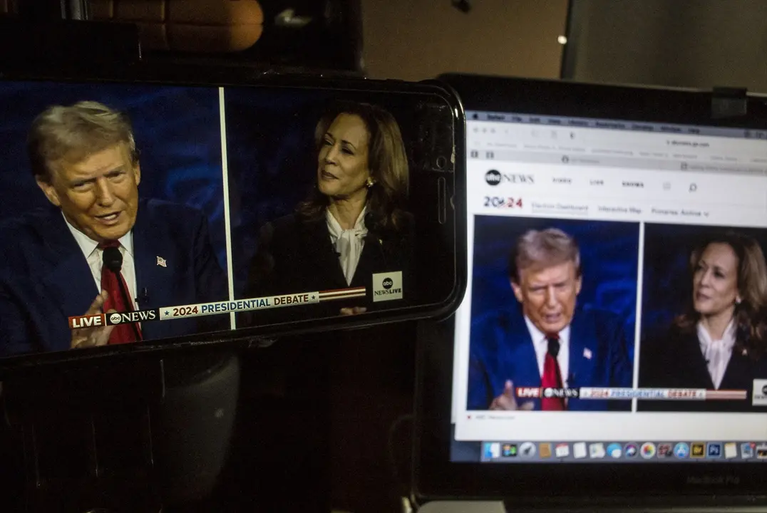 Donald Trump y Kamala Harris en varias pantallas durante el debate presidencial. / Billy Tompkins