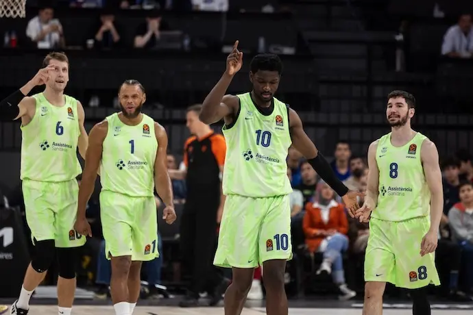 Los jugadores del Bar&ccedil;a celebran la victoria contra el Anadolu Efes Istanbul en la Euroliga, en Estambul (Turqu&iacute;a). / EP