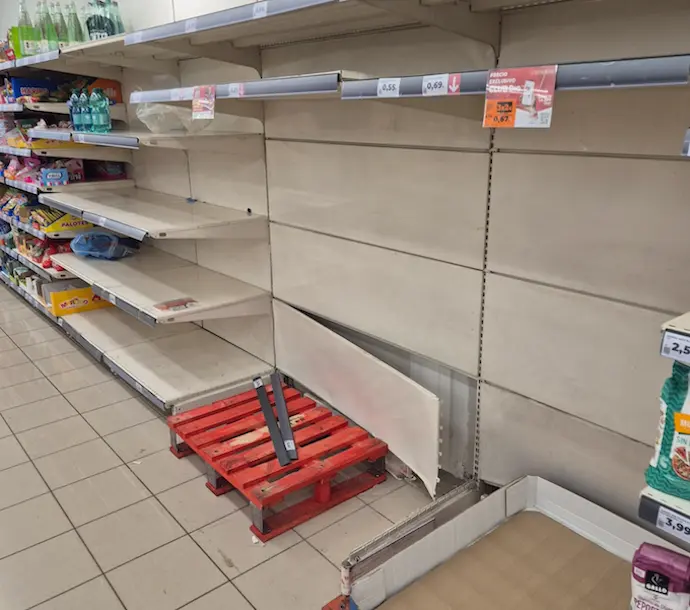 Estanterias en un supermercado de Valencia. / Red x