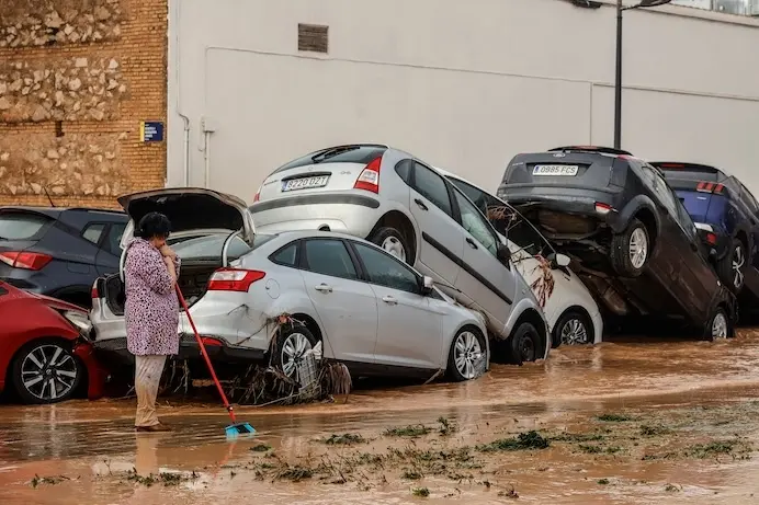 Una mujer realiza labores de limpieza junto a veh&iacute;culos destrozados tras el paso de la DANA por el barrio de La Torre de Valencia, a 30 de octubre de 2024, en Valencia, Comunidad Valenciana (Espa&ntilde;a). La Comunitat Valenciana ha registrado la gota fr&iacute;a "m&aacute;s adversa" del siglo en la regi&oacute;n. La Generalitat ha activado el procedimiento de m&uacute;ltiples v&iacute;ctimas por "prevenci&oacute;n de lo que pueda venir", despu&eacute;s de que el primer balance apunte a 51 v&iacute;ctimas mortales como consecuencia del temporal. En estos momentos, todav&iacute;a hay personas esperando a ser rescatadas y puntos sin cobertura de telefon&iacute;a y sin luz.
30 OCTUBRE 2024;DANA
Rober Solsona / Europa Press
30/10/2024