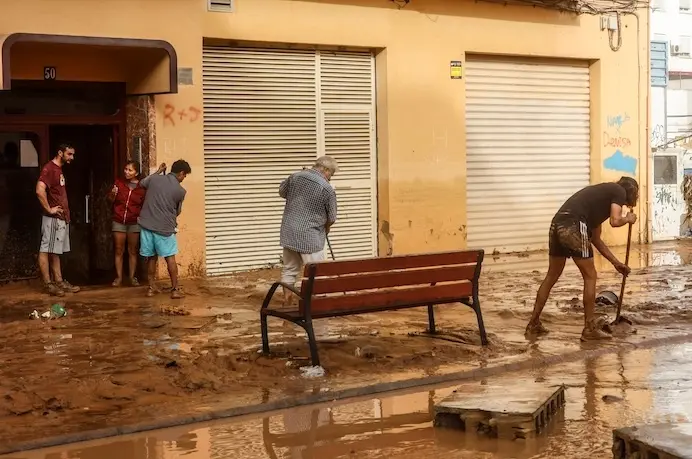 Varias personas realizan labores de limpieza tras el paso de la DANA por el barrio de La Torre de Valencia, a 30 de octubre de 2024, en Valencia, Comunidad Valenciana (Espa&ntilde;a). La Comunitat Valenciana ha registrado la gota fr&iacute;a "m&aacute;s adversa" del siglo en la regi&oacute;n. La Generalitat ha activado el procedimiento de m&uacute;ltiples v&iacute;ctimas por "prevenci&oacute;n de lo que pueda venir", despu&eacute;s de que el primer balance apunte a 51 v&iacute;ctimas mortales como consecuencia del temporal. En estos momentos, todav&iacute;a hay personas esperando a ser rescatadas y puntos sin cobertura de telefon&iacute;a y sin luz.
30 OCTUBRE 2024;DANA
Rober Solsona / Europa Press
30/10/2024