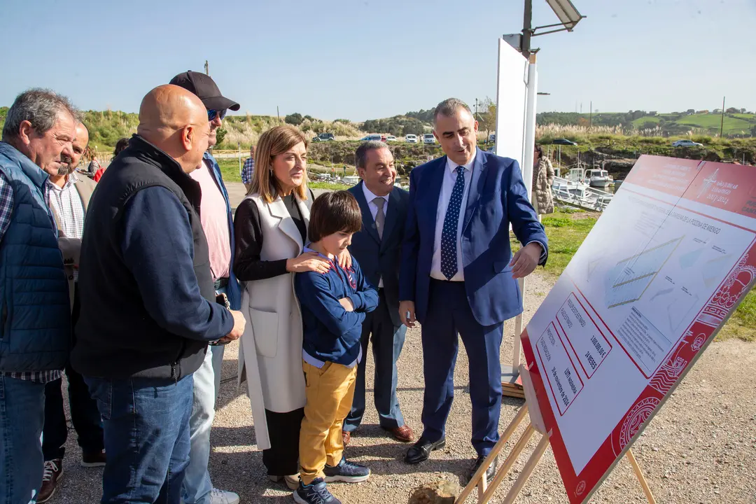 La presidenta de Cantabria, S&aacute;enz de Buruaga, inaugur&oacute; la primera fase de las obras del puerto de La Pozona. / Alerta