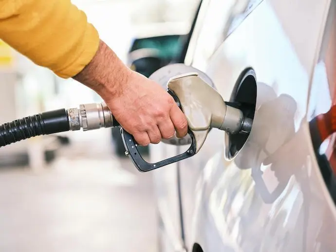 Una persona poniendo gasoleo a un coche. / A.E