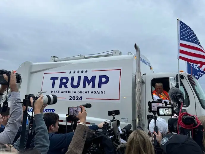 Donald Trump en un cami&oacute;n de basura. / Red x