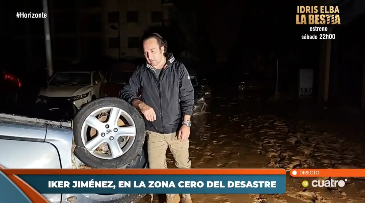 Iker Jim&eacute;nez durante su programa en la zona cero de la tragedia de la DANA, Paiport, Valencia. / CUATRO